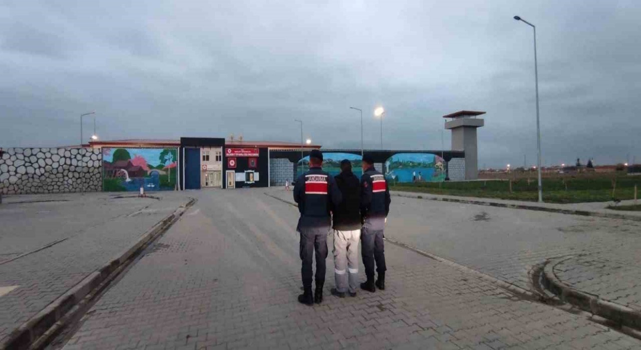 Resmi belgede sahtecilik suçundan aranan şahsı jandarma yakaladı