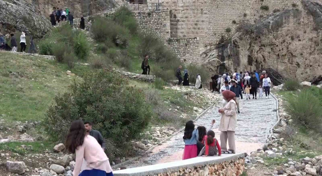 Restorasyonu tamamlanan eski Kahta Kalesine ziyaretçi akını
