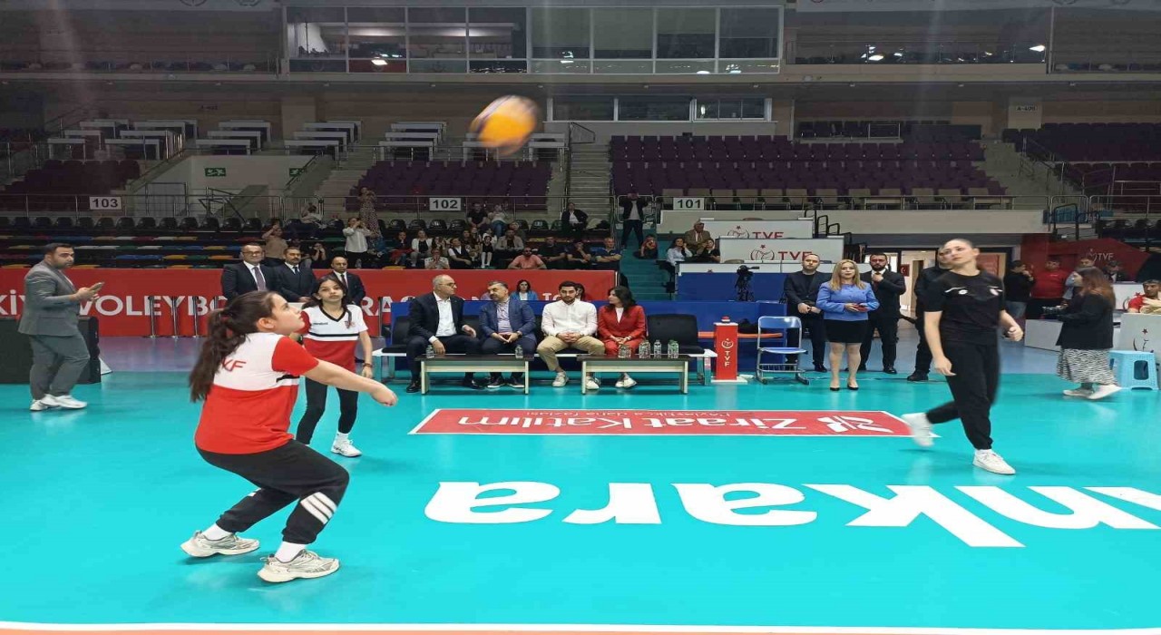 RTÜK Başkanı Şahin, Türkiye Voleybol Federasyonunda çocuklarla bir araya geldi