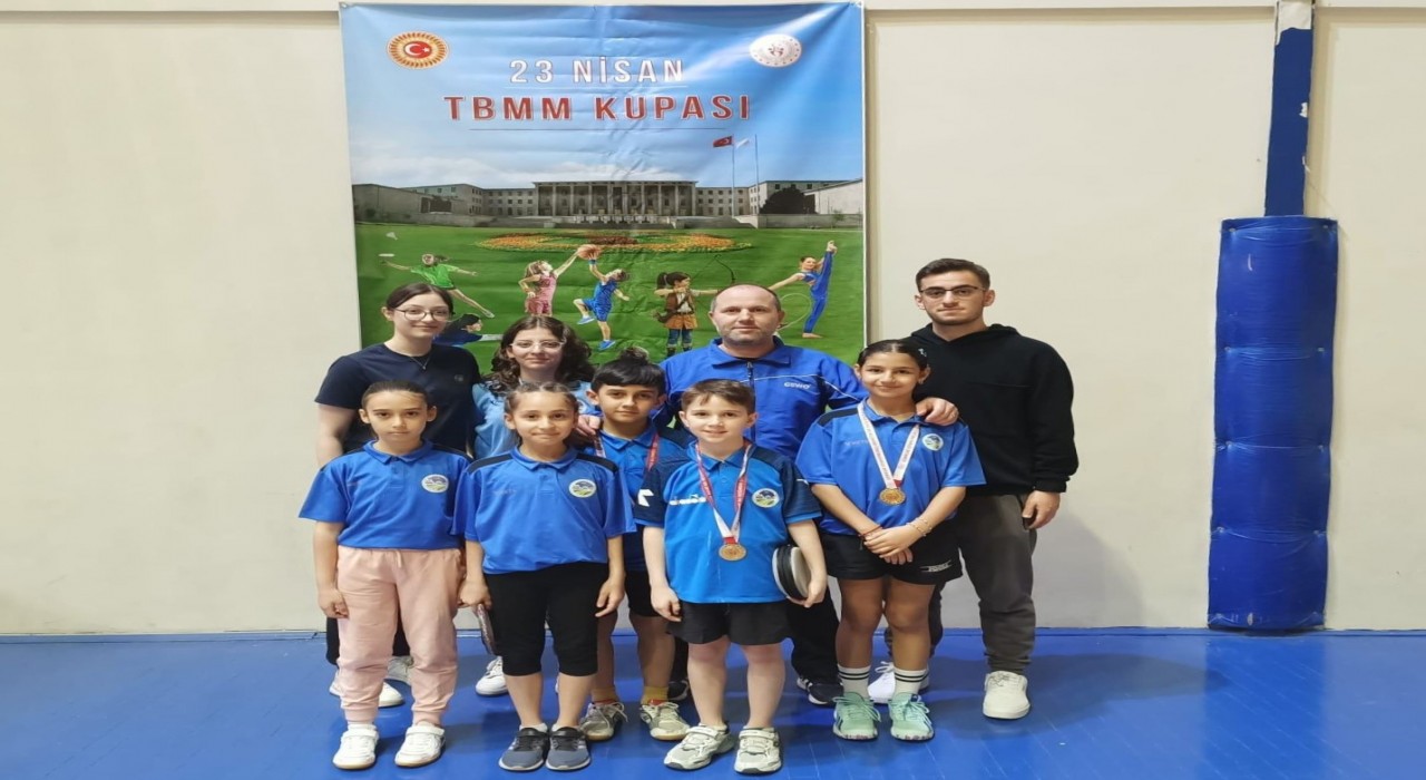 Sakarya Büyükşehirin yetenekli raketleri kürsünün sahibi oldu