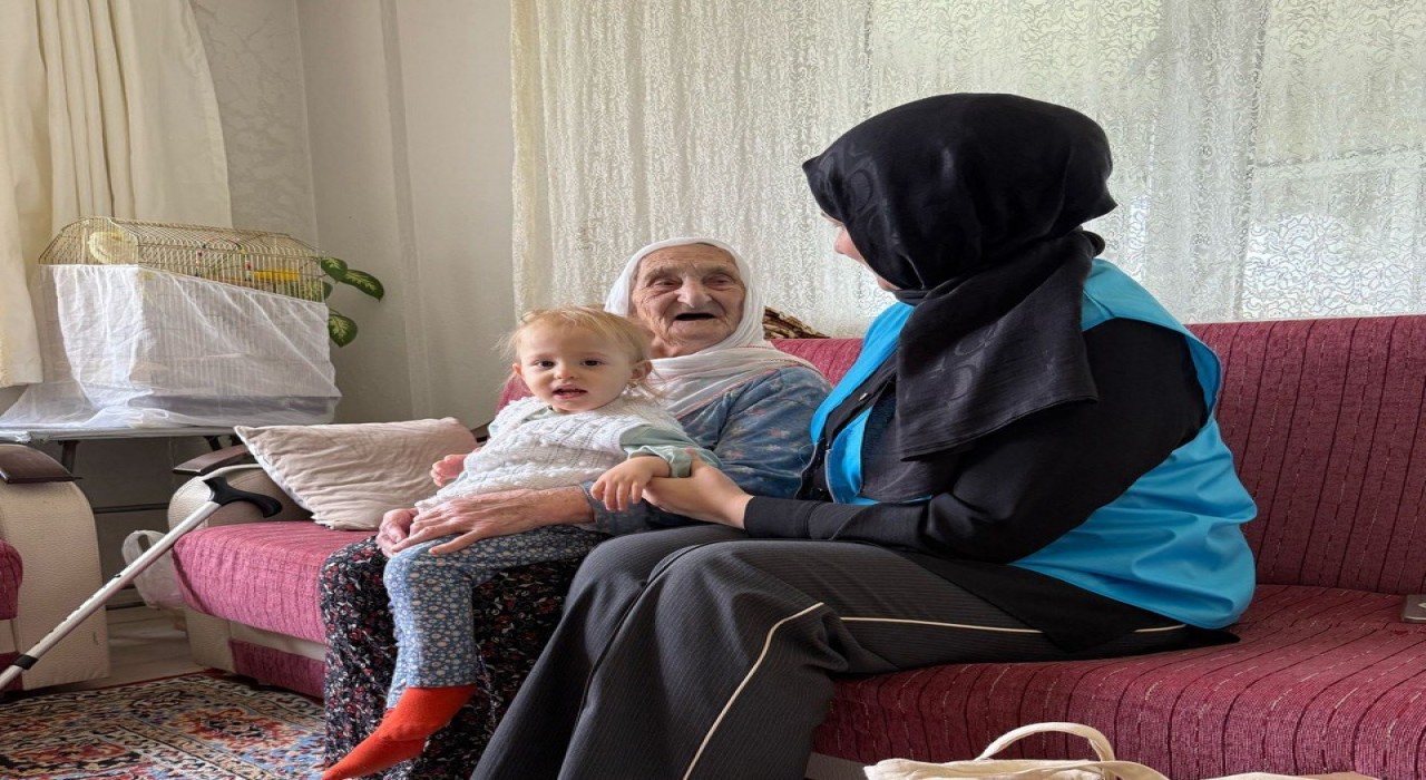 Sakaryanın 105 yaşındaki çınarına tebessüm oldular