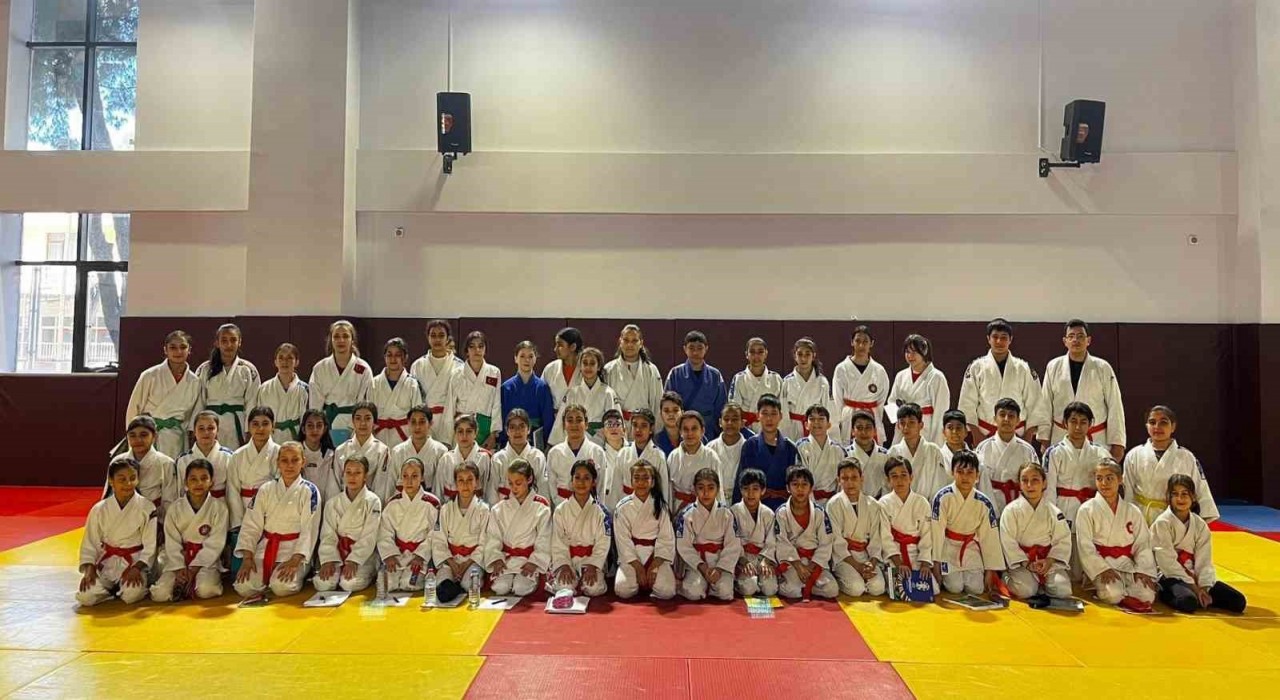 Salihlide 295 judocu kemer atladı