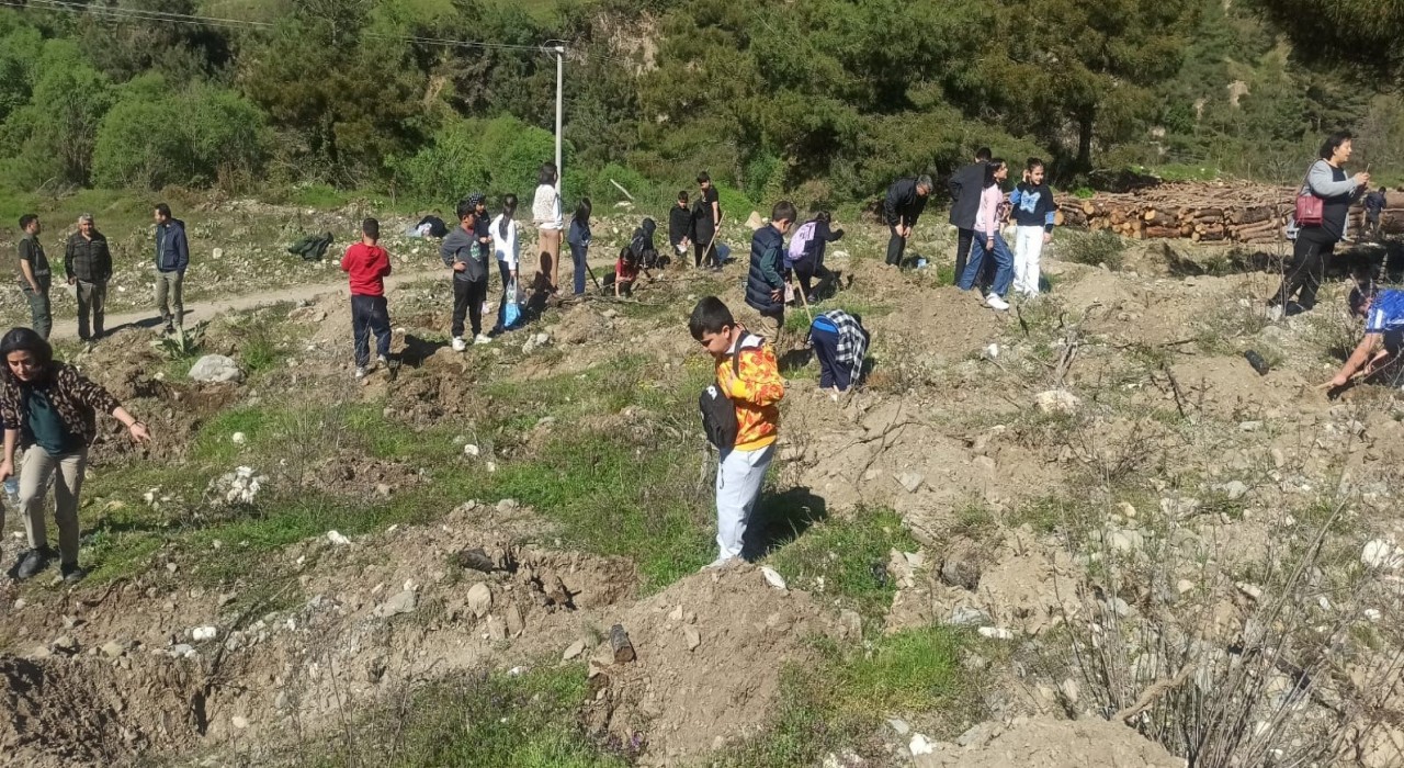 Salihlide öğrenciler fidan dikerek geleceğe nefes oldu