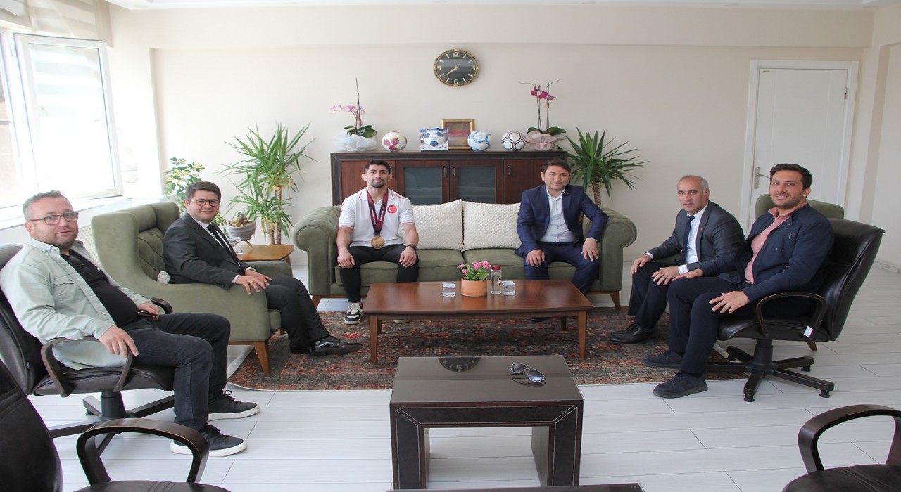 Şampiyon Kamaldan Kaymakam Özdemir ve Başkan Dönmeze ziyaret