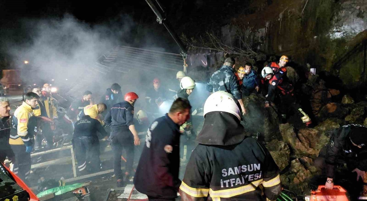 Samsun'da heyelan: Akaryakıt istasyonunda arama-kurtarma çalışması başlatıldı