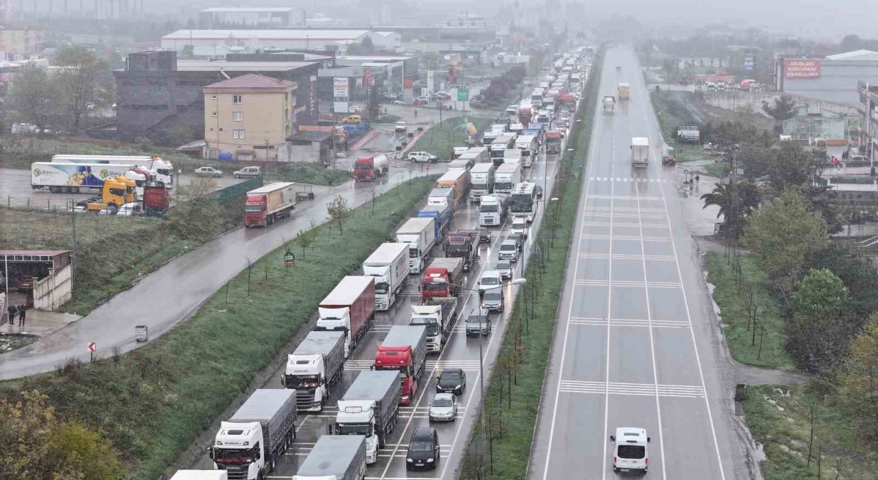 Samsunda Nisan karı ulaşımı felç etti: 2 kilometrelik tır kuyruğu oluştu