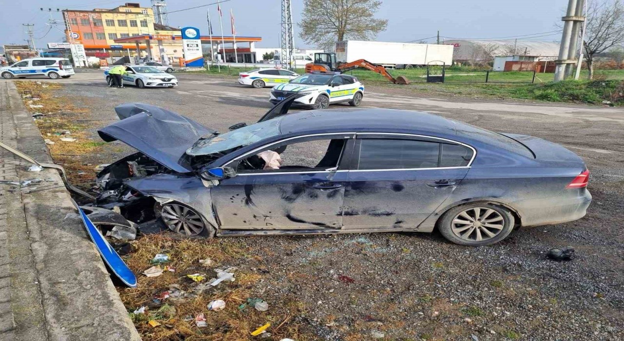 Samsunda otomobil duvara çarptı: 2 yaralı