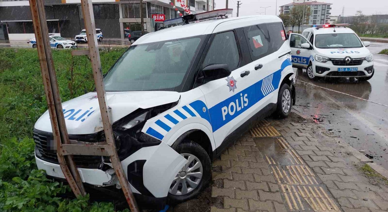 Samsunda polis aracına minibüs çarptı: 1i polis 2 yaralı