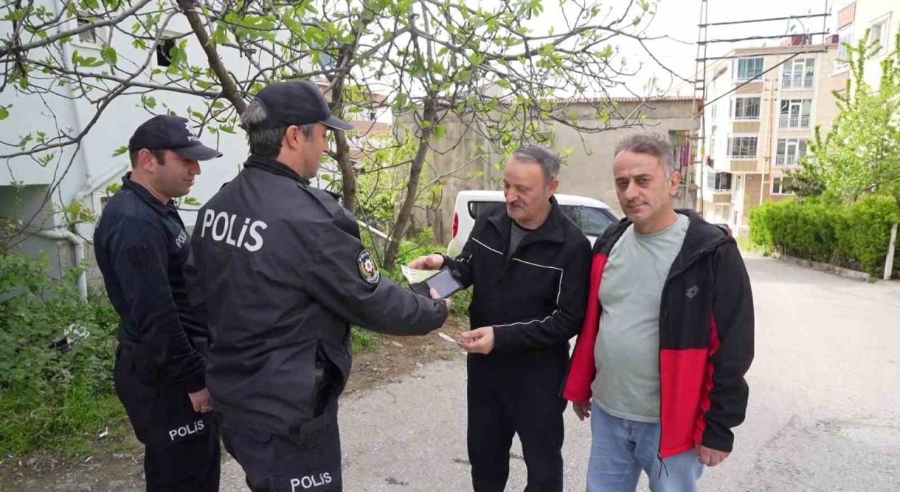 Samsunda yürek ısıtan olay: Bulduğu içi dolar dolu cüzdanı polise teslim etti