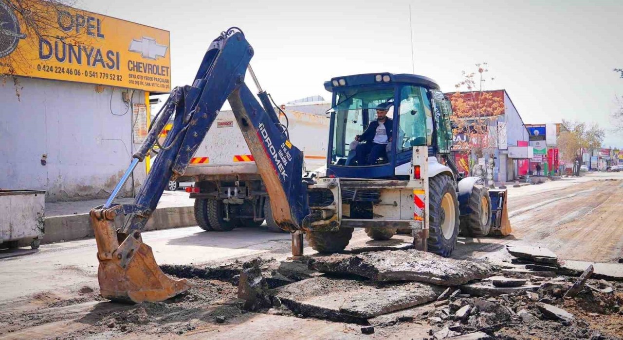 Sanayi Sitesinde bulunan yol, Elazığ Belediyesi tarafından yenilendi