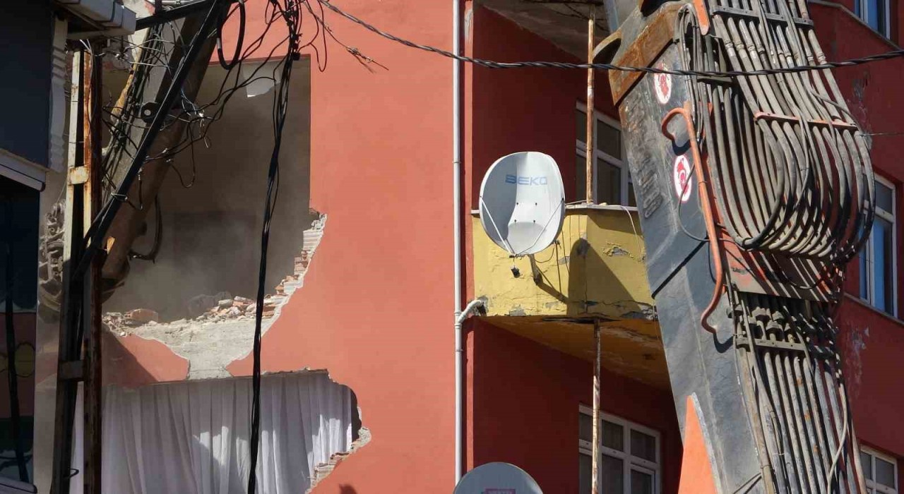 Sancaktepede depremde hasar gören 5 katlı bina kontrollü şekilde yıkıldı