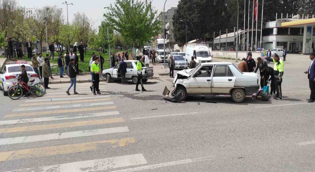Şanlıurfada 2 otomobil çarpıştı: 8 yaralı