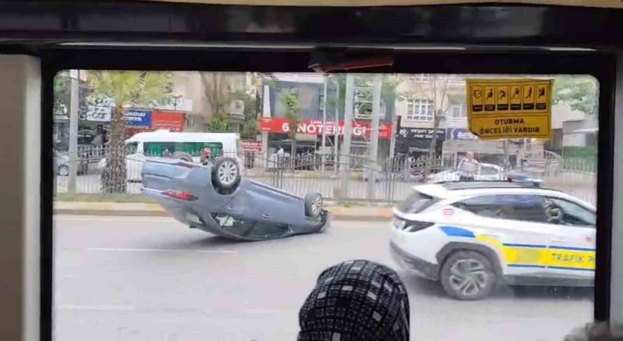 Şanlıurfada kamyon ile çarpışan otomobil ters döndü