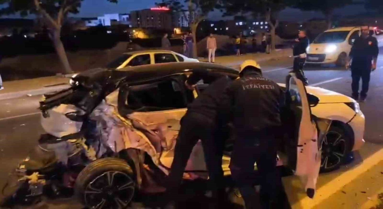 Şanlıurfada kamyonet ile otomobil çarpıştı: 4 yaralı