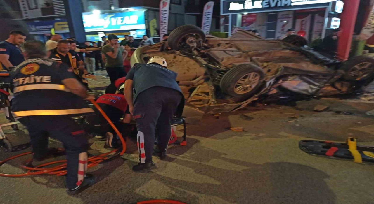 Şanlıurfada park halindeki araçlara çarpan otomobil takla attı: 2 ölü, 1 yaralı
