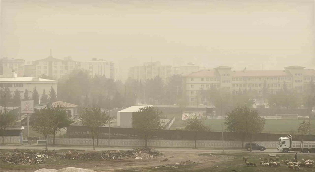 Şanlıurfada ve ilçelerinde toz taşınımı hayatı olumsuz etkiliyor