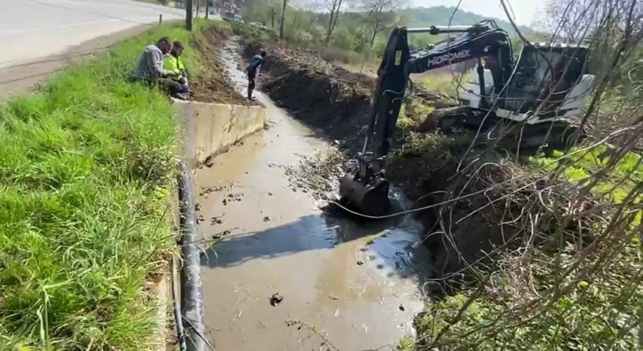 Sapanca Gölüne akan akaryakıt minvali madde ekiplerce temizlendi