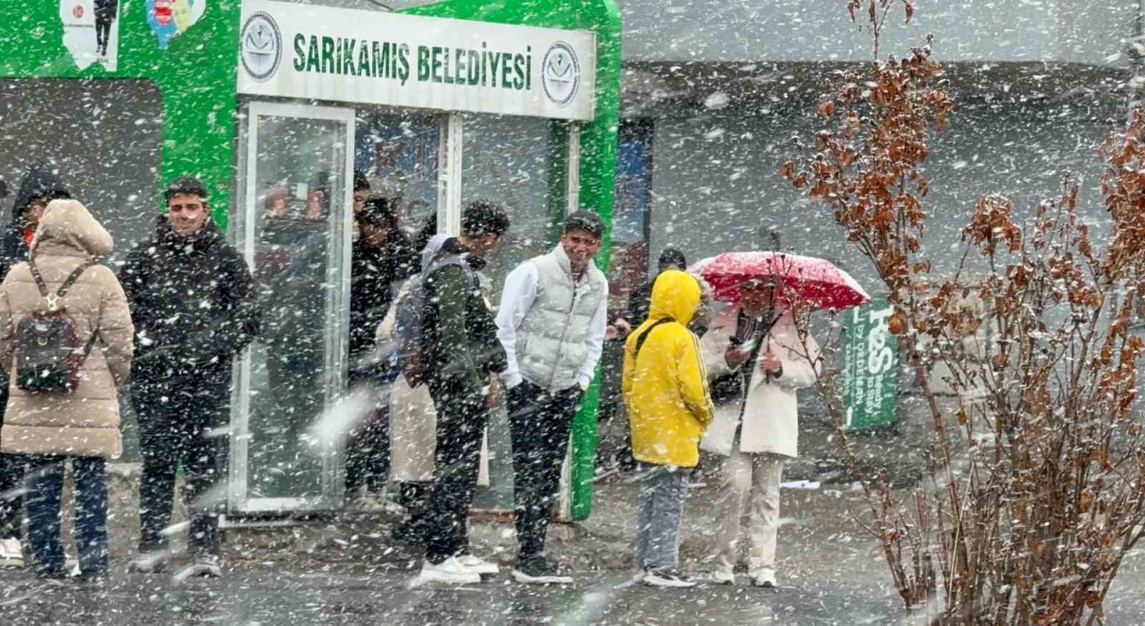 Sarıkamışa nisanda lapa lapa kar yağdı