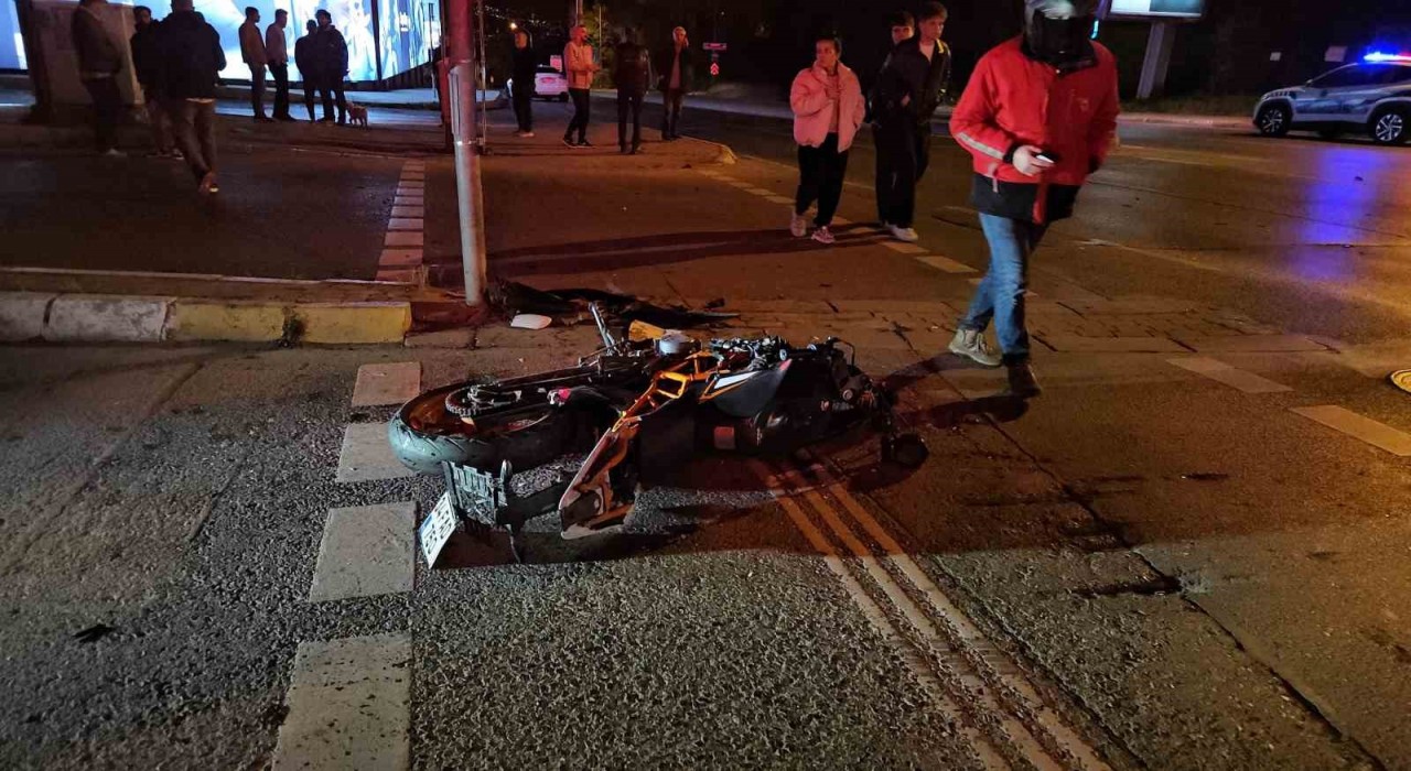 Sarıyerde kontrolden çıkan motosiklet otomobile çarptı: 2 ağır yaralı