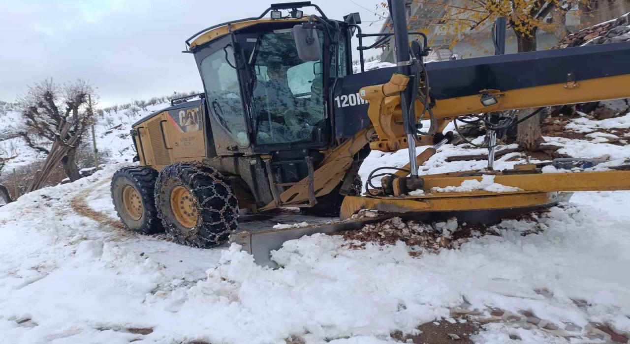 Sasonda kardan kapanan 60 yerleşim yolu ulaşıma açıldı
