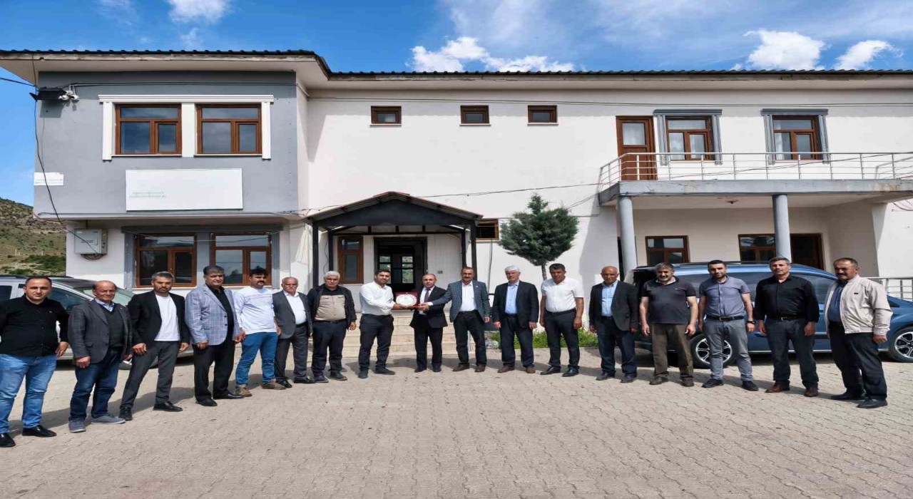 Sasonda muhtarlar memnuniyet ödülünü İlçe Özel İdare müdürüne verdi