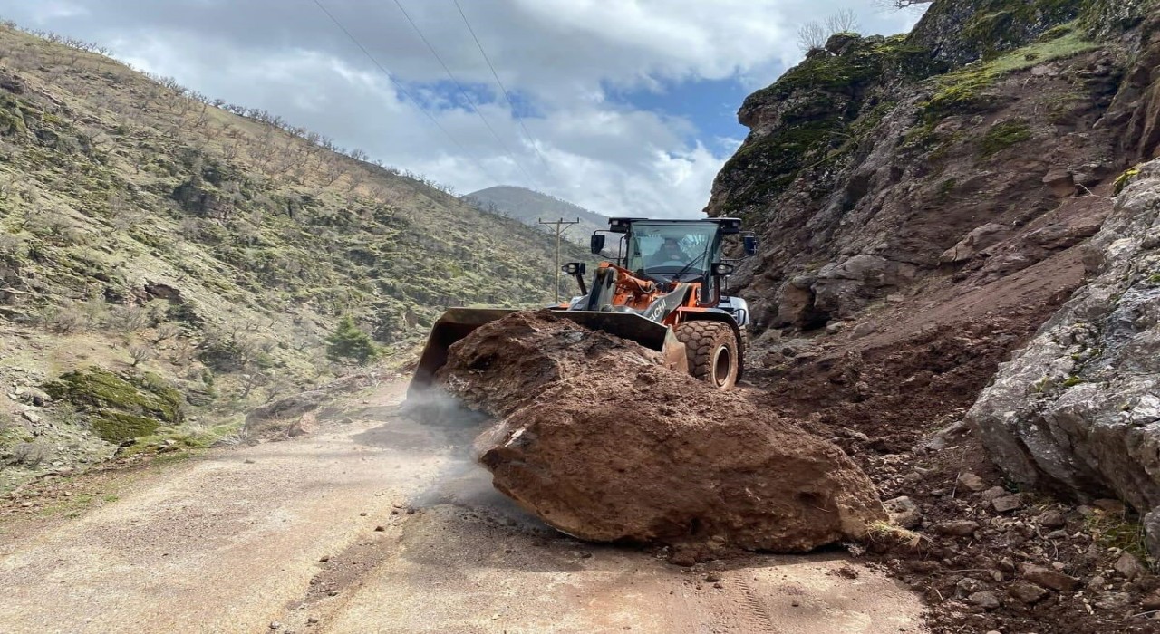 Sasonda yağış sonrası heyelan ve kayaların kapattığı yollar tekrar ulaşıma açıldı