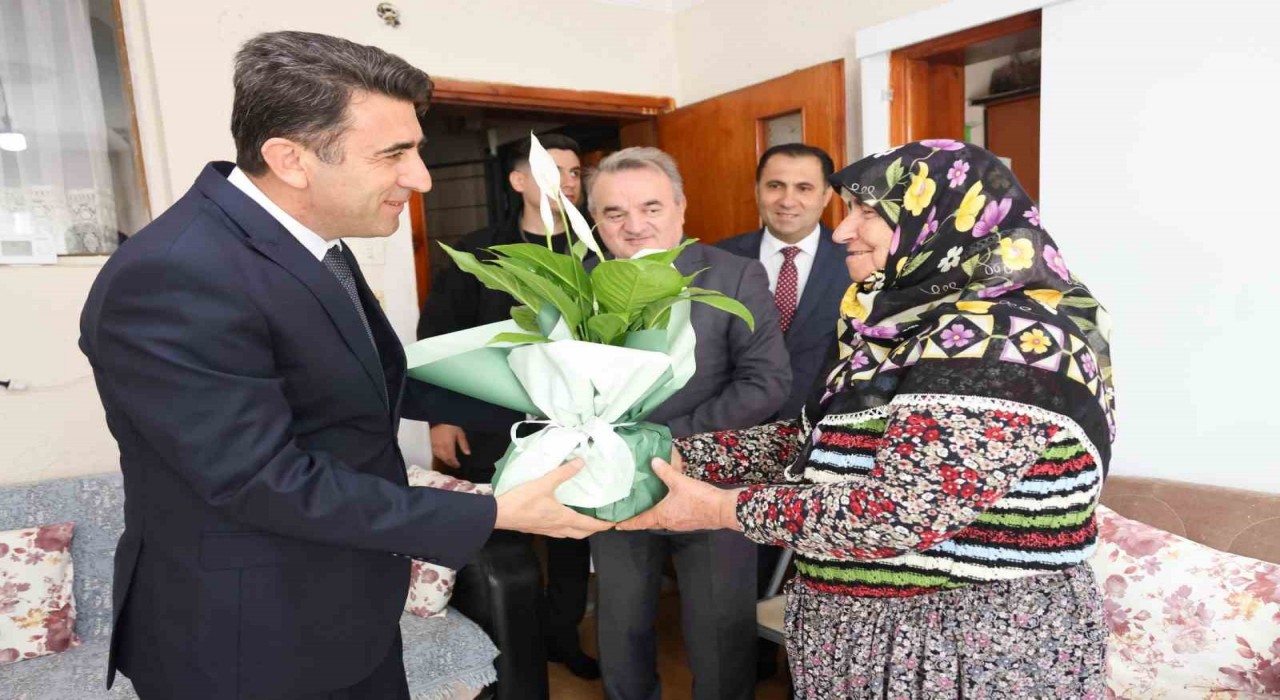 Şehit Binbaşı Mithat Çolakın ailesine ziyaret