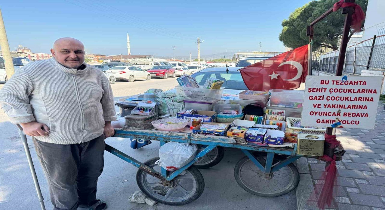Şehit çocuğundan etkilendi 8 yıldır bedava oyuncak dağıtıyor
