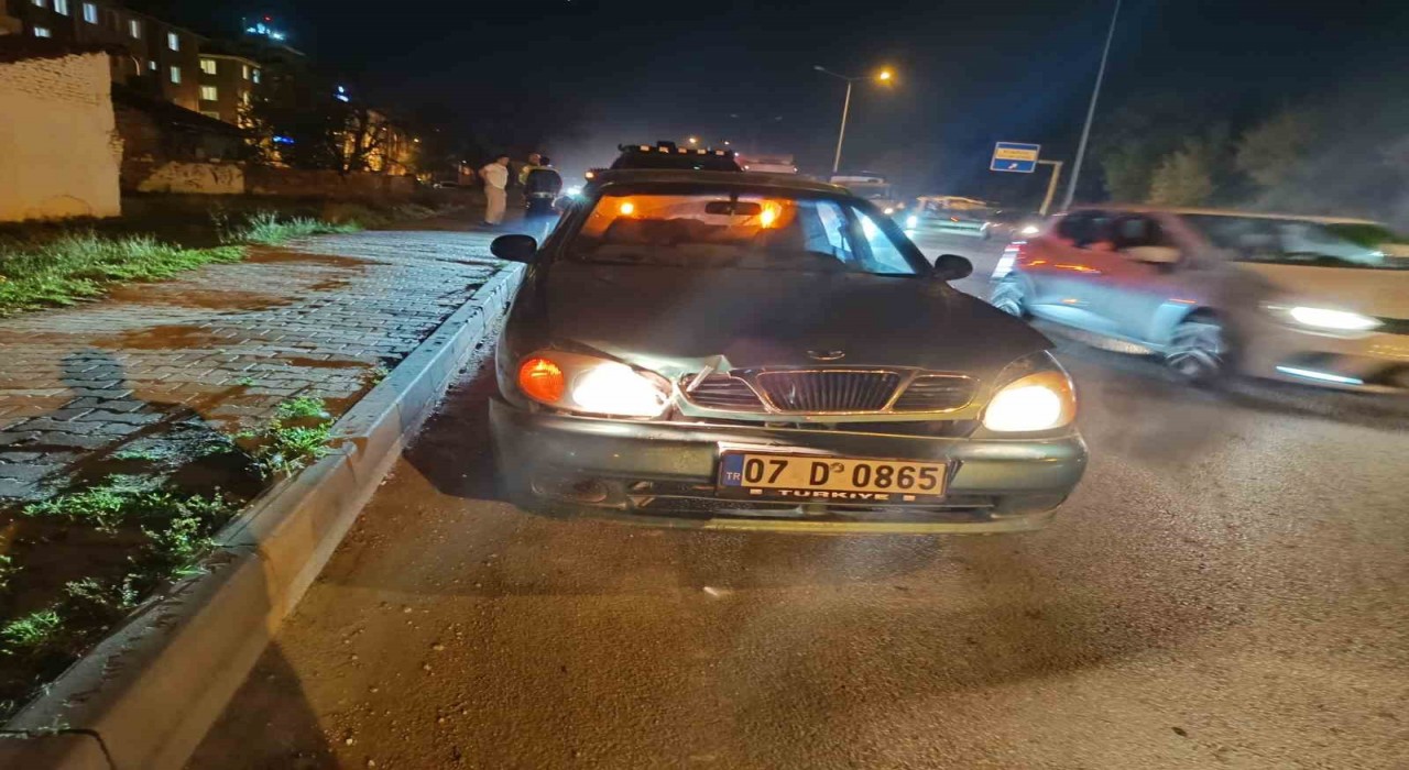 Şerit değiştirmeye çalışan motosiklet otomobile çarptı