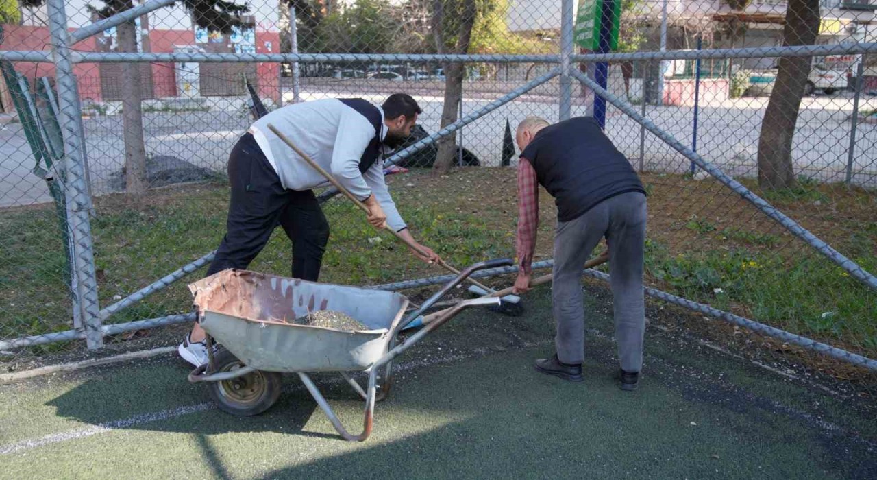 Seyhanda spor tesisleri yenileniyor