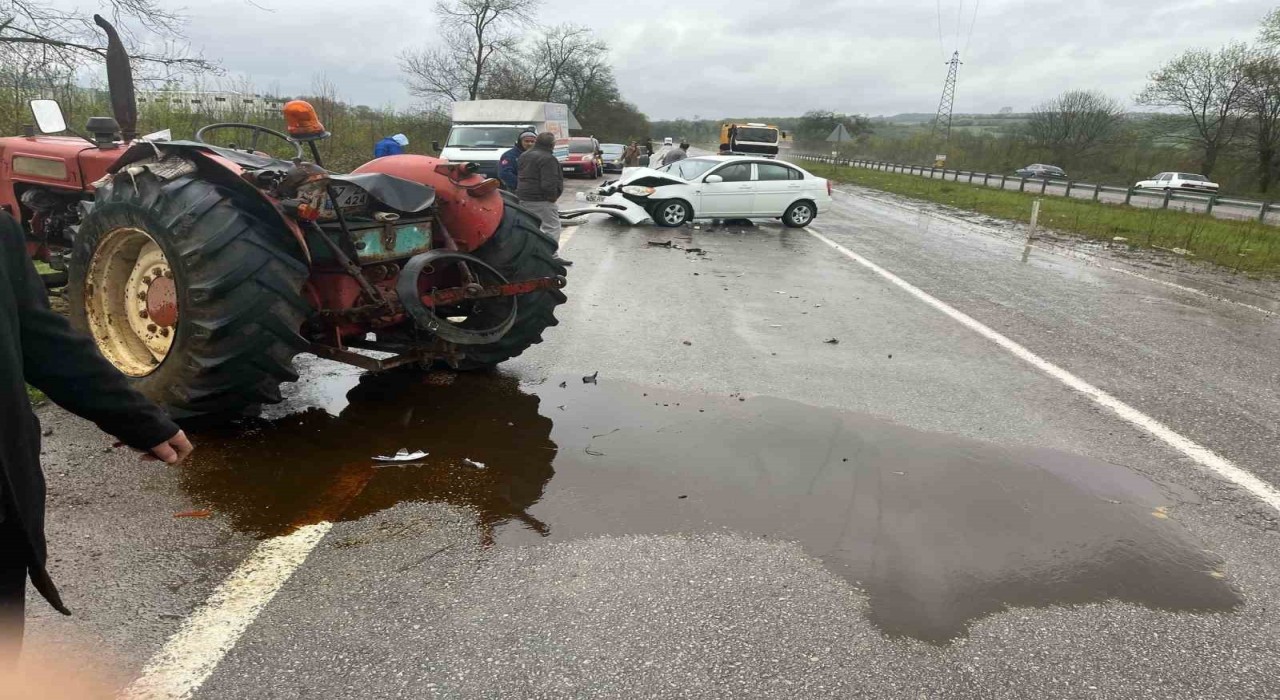 Seyir halinde giden otomobil, traktöre çarptı: 2 yaralı