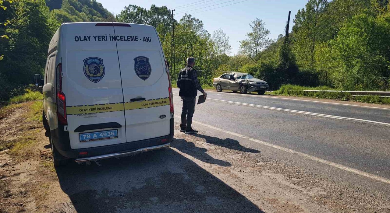 Seyir halindeki otomobilin üzerine kaya parçası düştü: 2si çocuk 5 yaralı