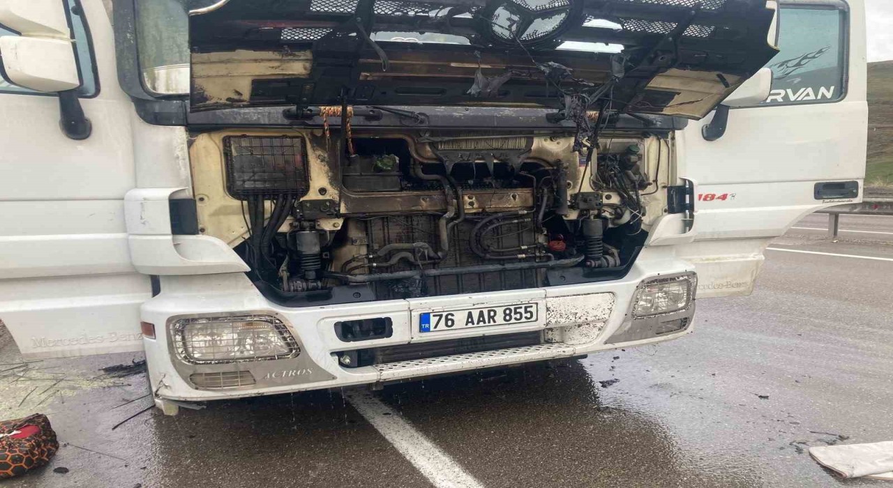 Seyir halindeki tırda yangın çıktı