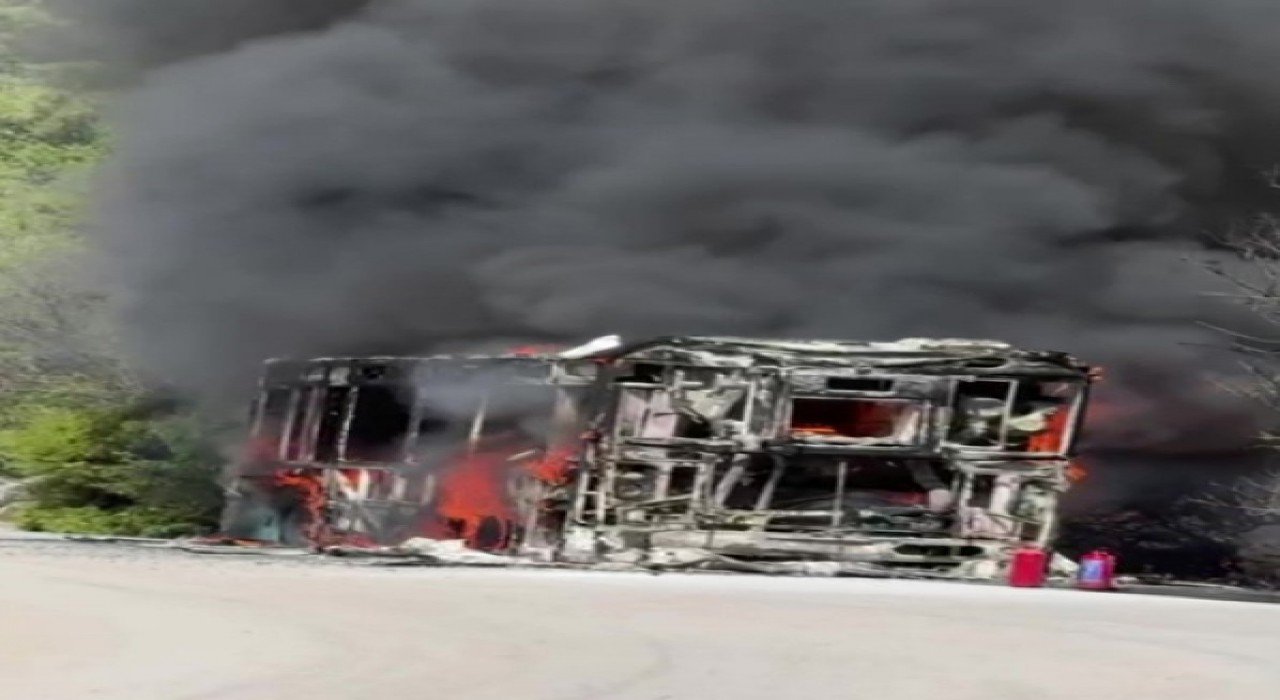 Seyir halindeyken alev alev yanan halk otobüsünden geriye demir yığını kaldı