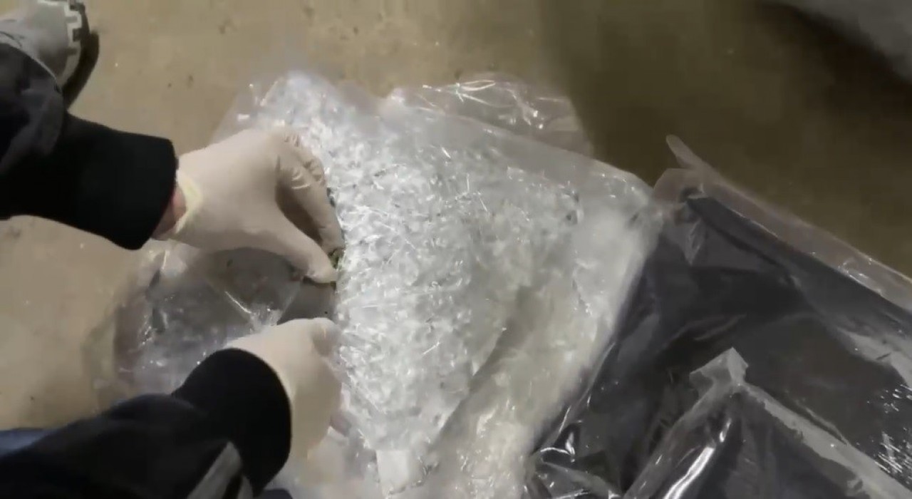 Seyyar pazarcının hediye paketlerinden uyuşturucu çıktı