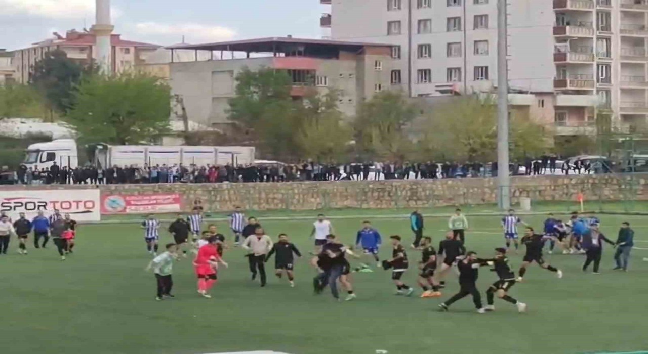Siirtte amatör maç sonrası saha karıştı