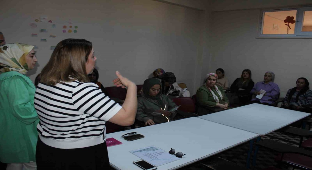 Siirtte kadınlara normal doğum semineri verildi