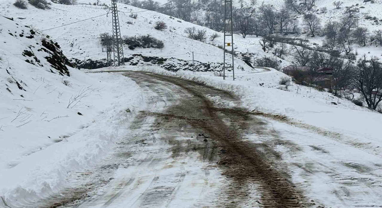Siirtte kardan kapanan köy yolu ulaşıma açıldı