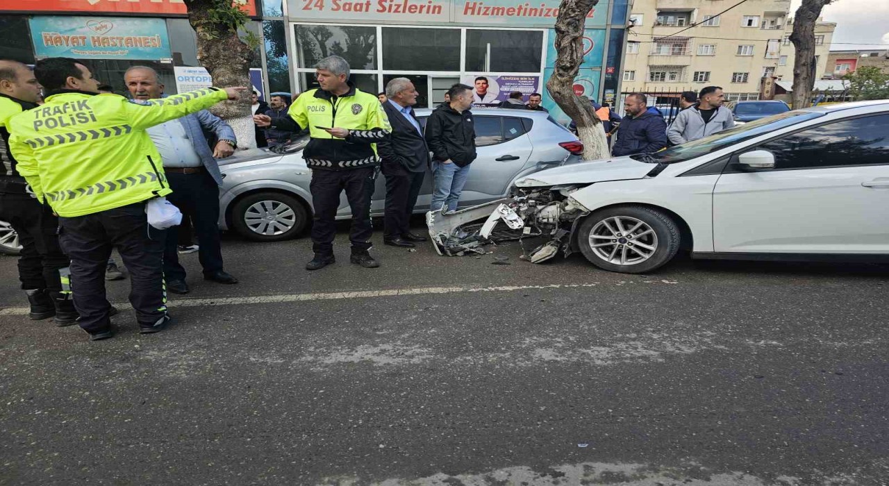Siirtte otomobil park halindeki araçlara çarptı