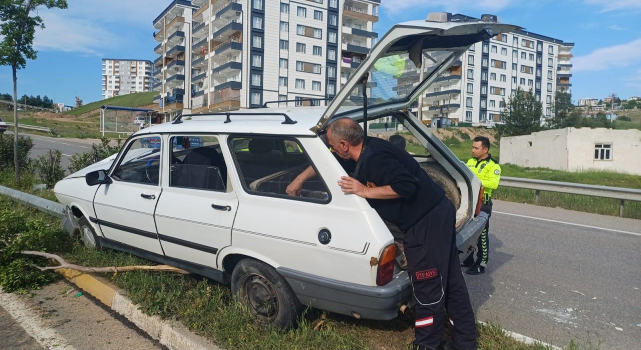 Siirtte otomobil refüje çarptı: 1 yaralı