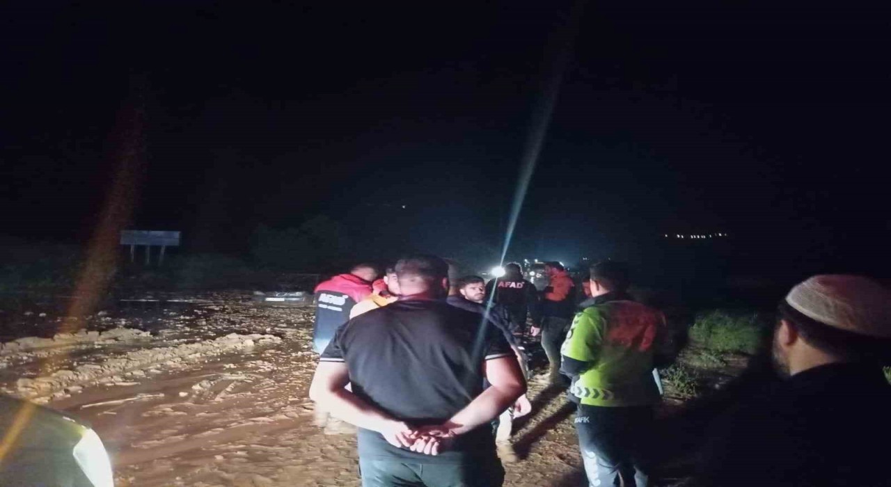 Siirtte sağanak nedeniyle derler taştı, yollar kapandı