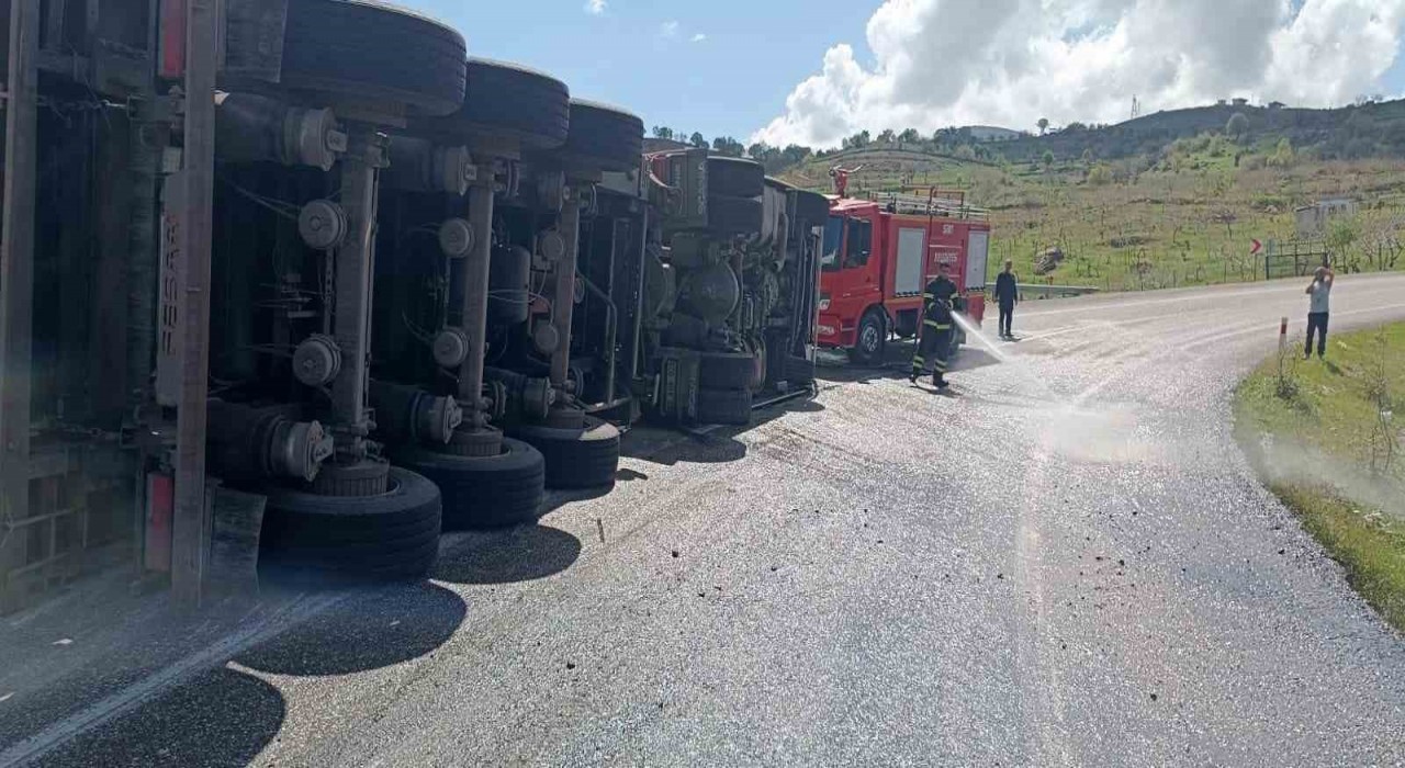 Siirtte virajı alamayan tır devrildi: 1 yaralı