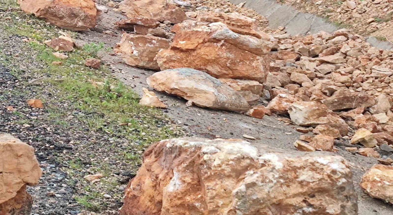 Siirtte yamaçtan kopan kaya parçaları yola düştü