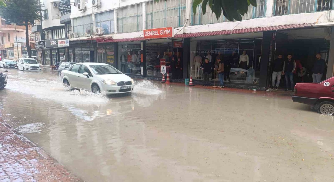 Silifkede kuvvetli yağış, cadde ve iş yerlerini sular altında bıraktı