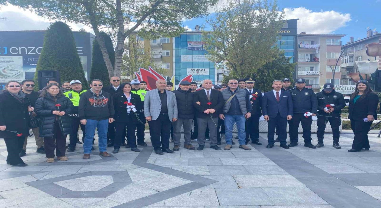 Sincanda bulunan lise öğrencileri polis memurlarına sürpriz yaparak karanfil dağıttı