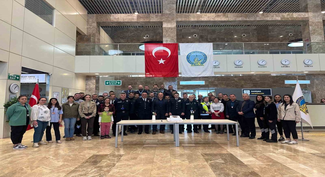 Sinop Havalimanında görev yapan polislere sürpriz kutlama