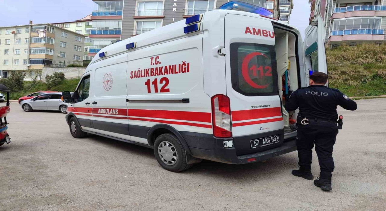 Sinopta 3 tekerlekli motosiklet devrildi: 2 yaralı