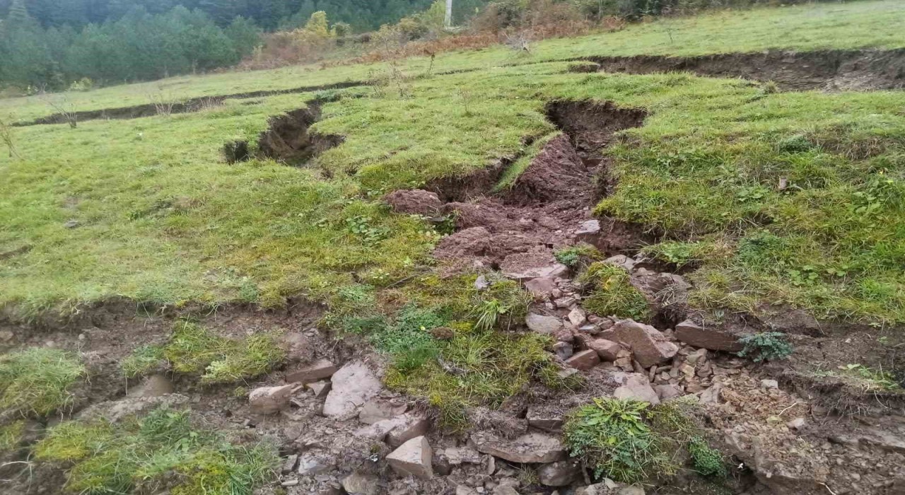 Sinopta heyelan mağduru olduğunu ileri süren vatandaş, toprağın kaldırılmasını ve önlem alınmasını istedi