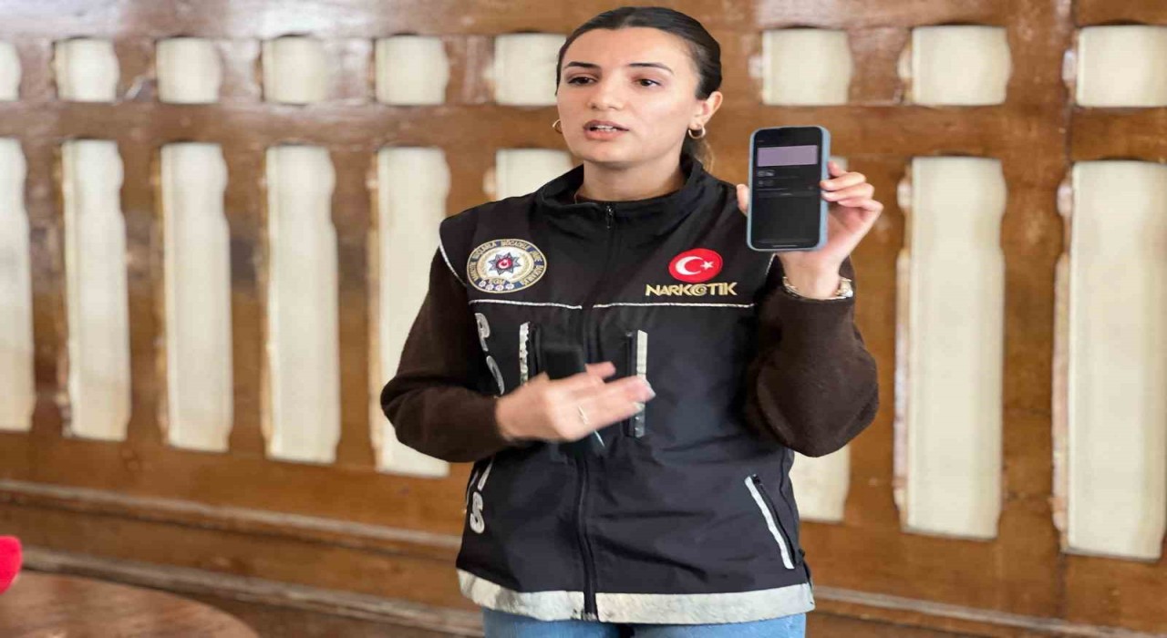 Sirkeci Garında düzenlenen En İyi Narkotik Polisi Anne projesine yoğun ilgi