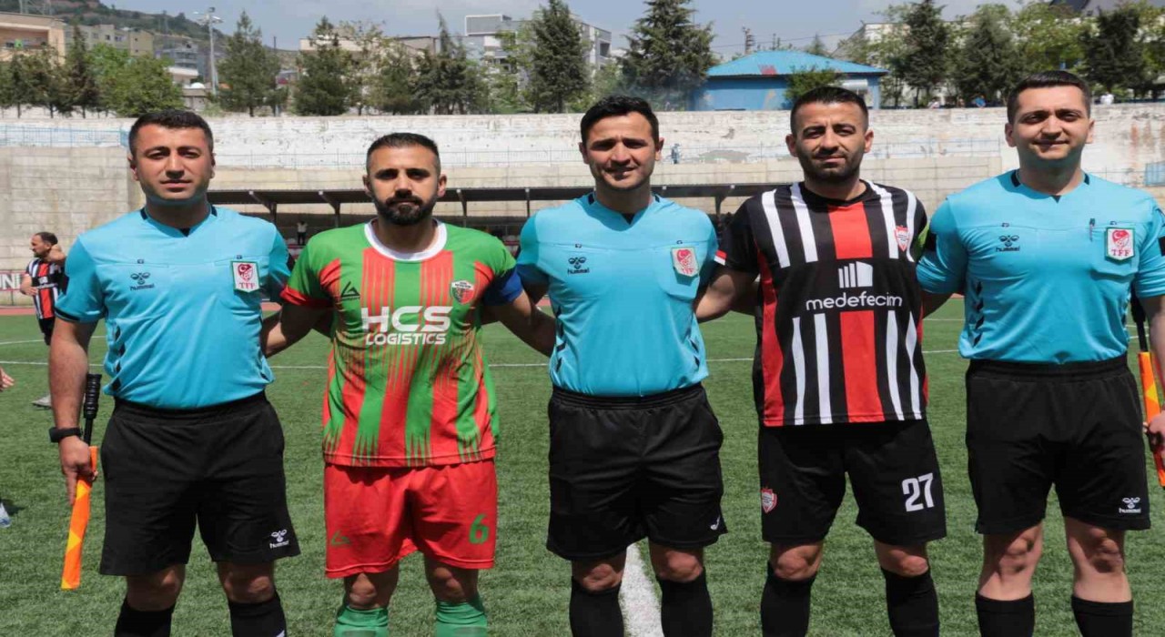Şırnakta amatör maçta ortalık karıştı